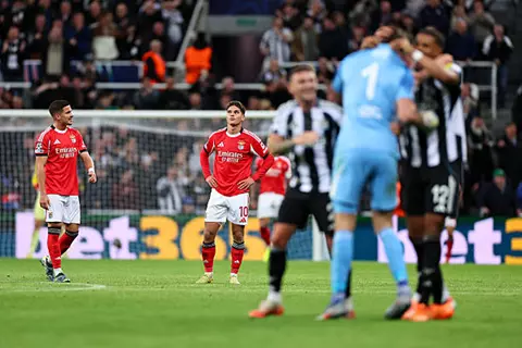 "أسيست باليد".. حارس نيوكاسل يصنع هدف فريقه الثاني أمام بنفيكا